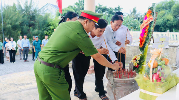 Phường Trà Câu tổ chức Lễ viếng, dâng hương, dâng hoa tại 04 nghĩa trang liệt sĩ và Nhà ghi ơn Bà mẹ VNAH nhân dịp kỷ niệm 80 năm Ngày Quốc khánh nước Cộng hòa xã hội chủ nghĩa Việt Nam (02/9/1945 - 02/9/2025) trên địa bàn phường