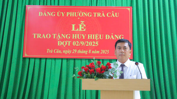 Phường Trà Câu tổ chức trao Huy hiệu Đảng dịp 02 tháng 9