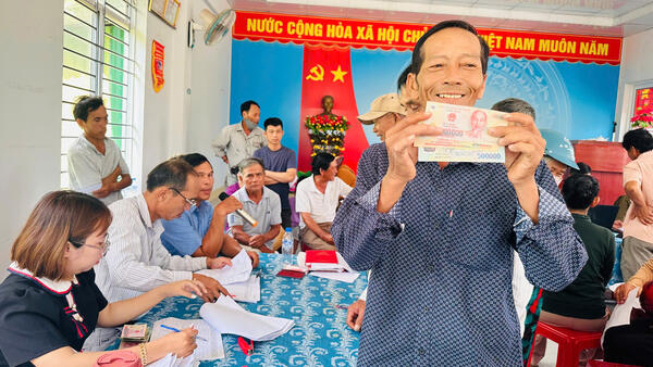 Phường Trà Câu trao quà Tết Độc lập đến người dân
