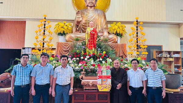 Lãnh đạo phường Trà Câu thăm, chúc mừng các chùa nhân dịp lễ Vu lan năm 2025